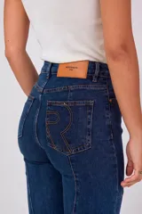 Jeans de denim color beige, de tiro alto y corte recto, con costuras verticales decorativas en el frente.