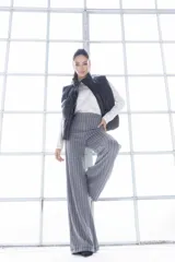 Pantalón palazzo gris con finas rayas verticales blancas.