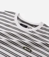 Remera relaxed de algodón a rayas horizontales blancas y negras, con cuello redondo, manga corta y logo "Soul." bordado en el pecho.
