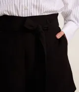 Short color verde militar, de corte sastrero y tiro alto, con lazo en la cintura.