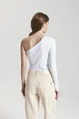 Top blanco de morley de viscosa, ajustado al cuerpo, con una manga larga y escote recto asimétrico.