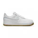 Championes Nike Air Force 1 07 de corte bajo, color blanco con suela de goma color caramelo. Presentan diseño clásico con perforaciones en la puntera y logo Swoosh lateral.