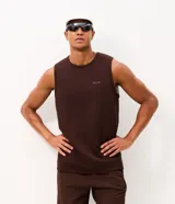Musculosa deportiva marrón con cuello redondo, confeccionada con tecnología Dry y tejido de modal, poliéster y elastano. Presenta una pequeña estampa minimalista en el pecho.
