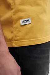 Remera de mangas cortas color amarillo mostaza, con cuello redondo.