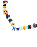 Collar corto de cuentas de colores con dije de estrella azul y símbolo de la paz.