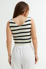 Musculosa corta de tejido de punto con rayas horizontales negras y blancas.