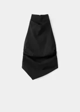 Top negro sin mangas de cuello halter drapeado, con bajo asimétrico y espalda abierta con tiras.