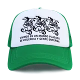 Gorro trucker verde con frente blanco, estampado con osos de caricatura y la frase "VIVIMOS EN UN MUNDO PLAGADO DE VIOLENCIA Y GENTE ENFERMA".