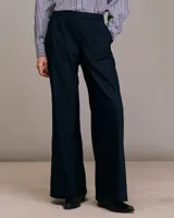 Pantalón azul de lino con piernas fluidas y acampanadas y cinturilla elástica ancha.