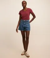 Remera azul de algodón con cuello en V y bolsillo en el pecho.