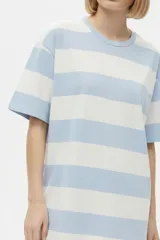 Remera holgada de algodón con diseño de rayas horizontales anchas en color celeste y blanco, de manga corta y cuello redondo.