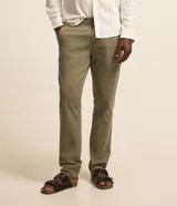 Pantalón de sarga color marrón para hombre, de corte recto con cintura fija, trabillas para cinturón y bolsillos funcionales.