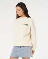 Buzo de cuello redondo color hueso de la marca Rip Curl, con pequeño estampado oscuro en el pecho y calce relajado.
