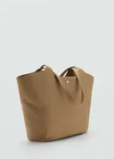 Bolso tipo shopper de tamaño grande, confeccionado en tejido de nylon color tostado. Cuenta con doble asa, cierre de cremallera y un cierre metálico a presión en la parte frontal.
