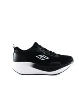 Championes deportivos Umbro modelo Belmo, color negro con suela blanca gruesa y amortiguación texturizada, diseño de malla transpirable y logo de la marca en el lateral.