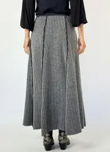 Pollera larga tejida de lana, color gris con rayas verticales en un tono más claro. Tiene cintura elástica y corte acampanado.