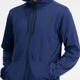 Campera deportiva con capucha New Balance Tenacity Knit, color azul marino, con cierre frontal completo, bolsillos laterales y logo de la marca en el pecho. Confeccionada en tejido de punto doble con tecnología NB DRY para secado rápido.