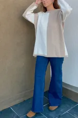 Pantalón de jean azul oscuro, corte wide leg y tiro medio alto.