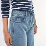 Pantalón de jean corte wide leg, de tiro alto, con costuras marcadas y cinturón fino del mismo tejido incluido.