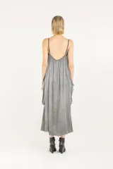 Vestido midi de satén liviano de viscosa color gris, con diseño amplio de inspiración cargo que incluye cuatro bolsillos dobles de solapa caída. Posee escote en V, breteles regulables, espalda baja y ruedo deshilachado.