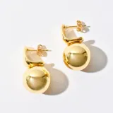 Aros colgantes dorados con forma de esfera.