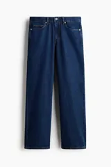 Jean de cinco bolsillos en denim de algodón rígido, con cintura clásica y cierre de botones. Modelo de corte relajado y piernas rectas.