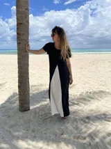 Vestido largo negro con panel frontal blanco, de corte recto y mangas cortas.