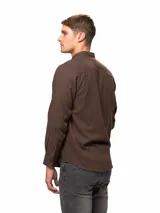 Camisa de franela color azul marino, de manga larga, con cuello abotonado, un bolsillo frontal y cierre de botones.