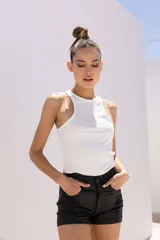 Musculosa blanca de algodón con cuello redondo y sisas amplias.