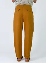 Pantalon de lino color mostaza con bolsillos laterales, tiro medio y corte recto.