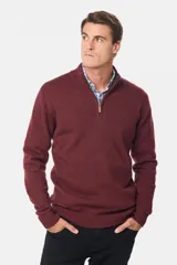 Buzo tejido de lana con cuello alto y medio cierre metálico frontal. Presenta puños y ruedo acanalados, con logo bordado en el pecho.