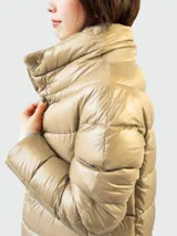 Campera puffer Herno modelo Dora, color beige dorado, confeccionada en nylon y rellena de plumas.