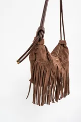 Bandolera marrón de gamuza sintética con flecos largos, cierre superior con cremallera y correa de hombro ajustable.