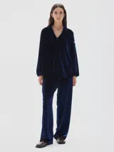 Pantalón de corte amplio y silueta oversized, confeccionado en tela de terciopelo azul marino. Presenta una caída fluida, bolsillos laterales y cintura elástica para mayor comodidad.
