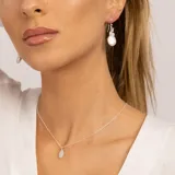 Collar de plata 925 con cadena de 45 cm y dije de piedra lunar en forma de lágrima.