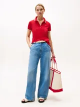 Chomba roja de corte slim confeccionada en algodón elástico, con cuello y mangas ribeteadas en blanco, tapeta de cinco botones y logo bordado en el pecho.