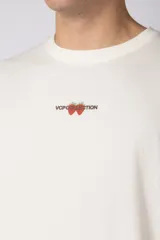 Remera negra de corte regular, manga corta y cuello redondo, con pequeño estampado frontal centrado con el texto 'VCP COLLECTION' y diseño de cerezas.