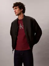 Remera de algodón bordó con cuello redondo, manga corta y corte regular. Presenta estampado y bordado con el monograma y logotipo de Calvin Klein en el pecho.
