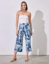 Pantalón capri de satén plisado con estampado abstracto en tonos azules y blancos, pretina ancha elastizada.
