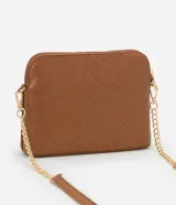 Cartera pequeña de diseño transversal con textura de efecto tressê, cierre superior con cremallera y correa larga de cadena metálica.