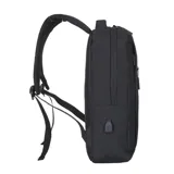 Mochila negra con diseño minimalista, con apertura superior y cierre. Tiene dos bolsillos frontales con cierre, compartimento para laptop y bolsillos internos. Incluye puerto USB para carga de dispositivos, correa de mano y correas acolchadas regulables para la espalda.