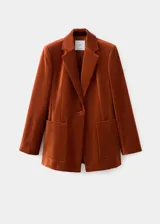 Blazer de terciopelo color marrón, con solapas de muesca, cierre frontal de un botón y dos bolsillos de parche delanteros.