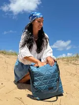 Cartera capitoneada color beige, con diseño geométrico y asa resistente. Amplia y cómoda, ideal para el uso diario.