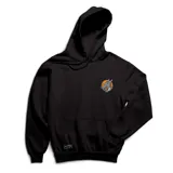 Canguro negro con capucha y bolsillo frontal tipo canguro. Presenta un pequeño estampado circular en el pecho con un dragón gris sobre un fondo naranja.