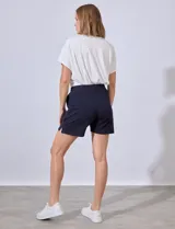 Short de algodón color rosa claro, con pretina ancha elastizada y bolsillos inclinados en la parte delantera.