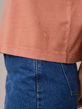 Remera color salmón de corte recto y mangas cortas.