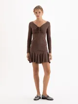 Top de manga larga color marrón, con escote en V y detalle de fruncido central regulable mediante lazos finos en el delantero. Presenta un ajuste al cuerpo.