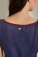 Vestido largo sin mangas de lino color naranja, con escote bote y hilera de botones frontales que forman una abertura en la falda.