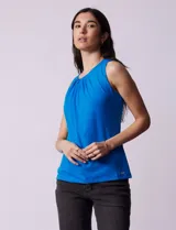 Musculosa negra de poliéster y elastano, con cuello redondo con frunces delanteros y abertura con botón en la espalda.