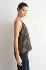 Top sin mangas de tirantes finos con estampado animal print, escote en V y ribetes negros.